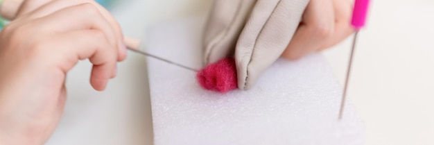 Ręka wyszywająca detal haftu